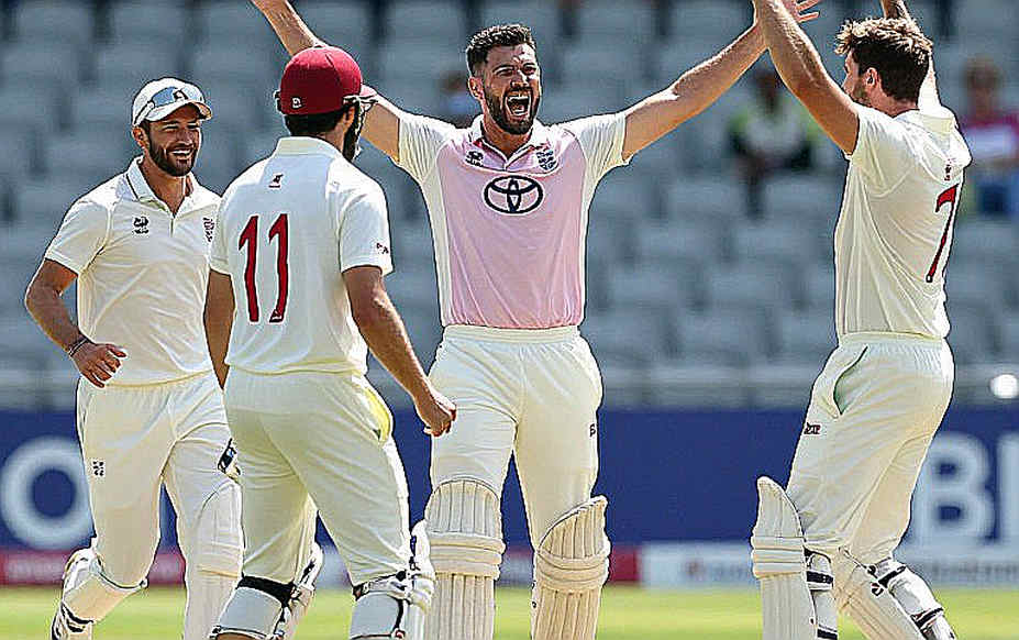৩২৯ রানের পাহাড়, ঢাকার গরমে গতি: হাসান মাহমুদের টেস্ট হ্যাটট্রিকের ভেতরের গল্প ৩২৯ রানের পাহাড়, ঢাকার গরমে গতি: হাসান মাহমুদের টেস্ট হ্যাটট্রিকের ভেতরের গল্প