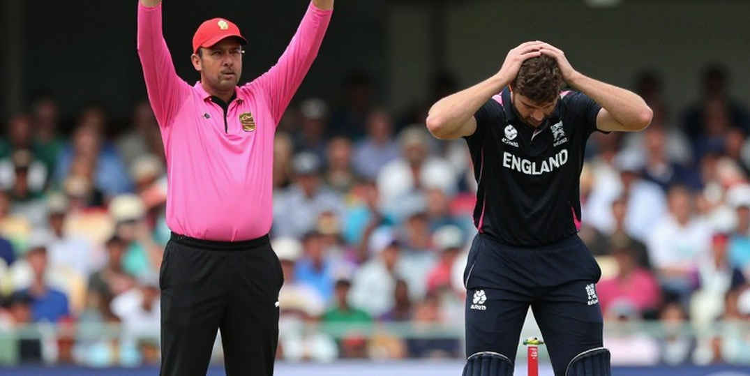 ৩২৯ রানের পাহাড়, ঢাকার গরমে গতি: হাসান মাহমুদের টেস্ট হ্যাটট্রিকের ভেতরের গল্প ৩২৯ রানের পাহাড়, ঢাকার গরমে গতি: হাসান মাহমুদের টেস্ট হ্যাটট্রিকের ভেতরের গল্প