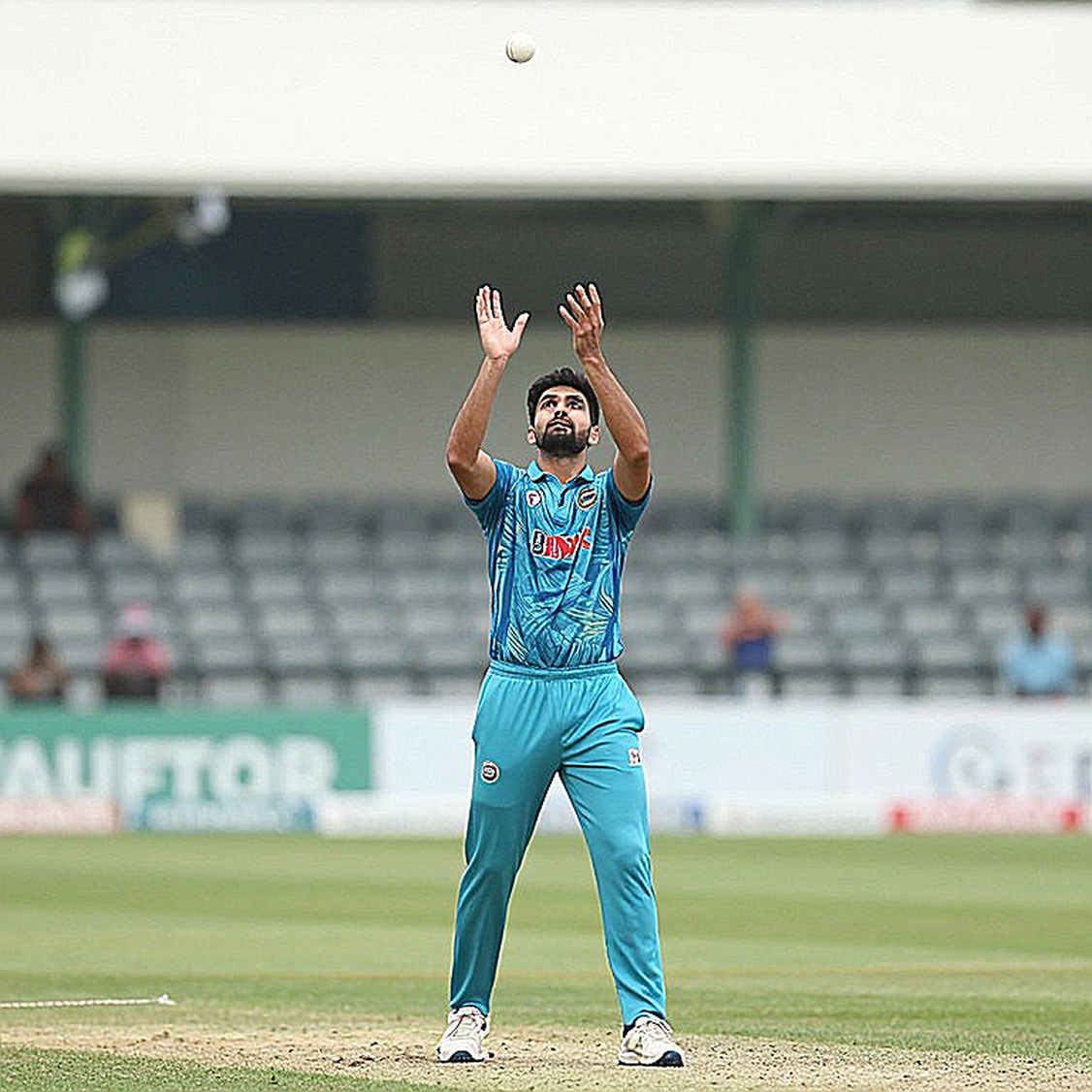 দুই হ্যাটট্রিকের সন্ধ্যায় ভাঙা পাওয়ারপ্লে: আফগান স্পিনের মুখে অস্ট্রেলিয়ার ব্যাটিং কাঠামো